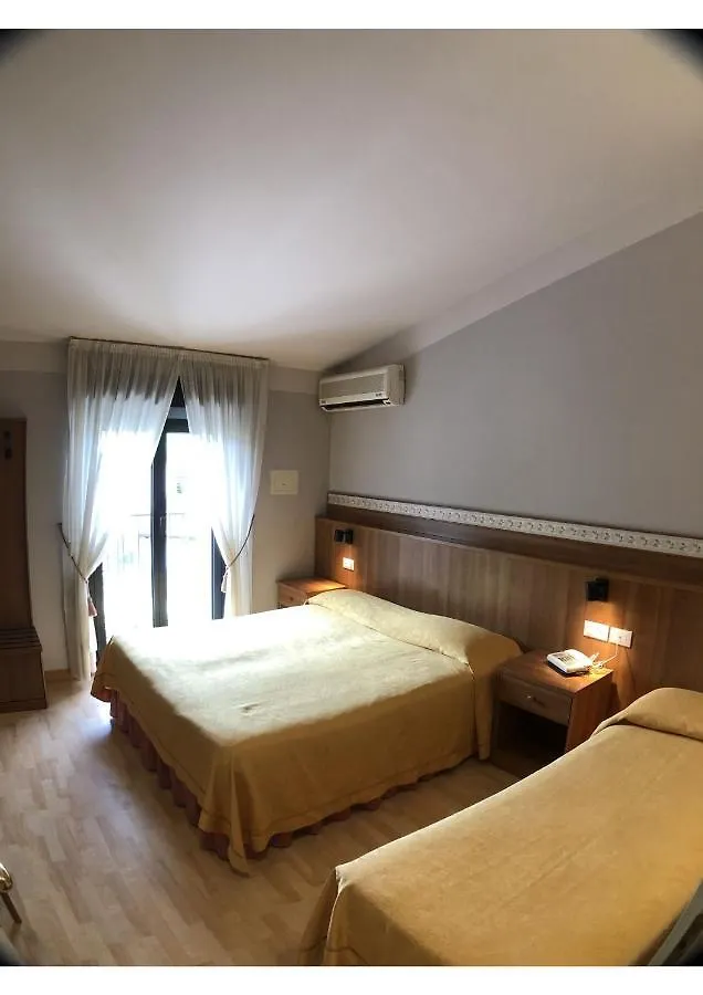 Hotel La Bussola パデンゲ・スル・ガルダ