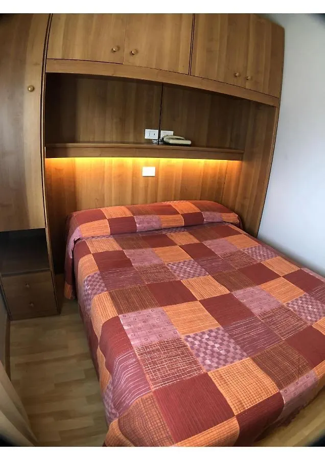 ***  Hotel La Bussola パデンゲ・スル・ガルダ イタリア