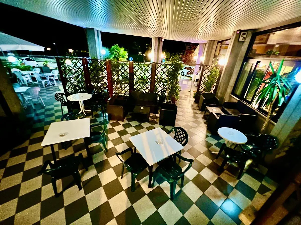 Hotel La Bussola パデンゲ・スル・ガルダ