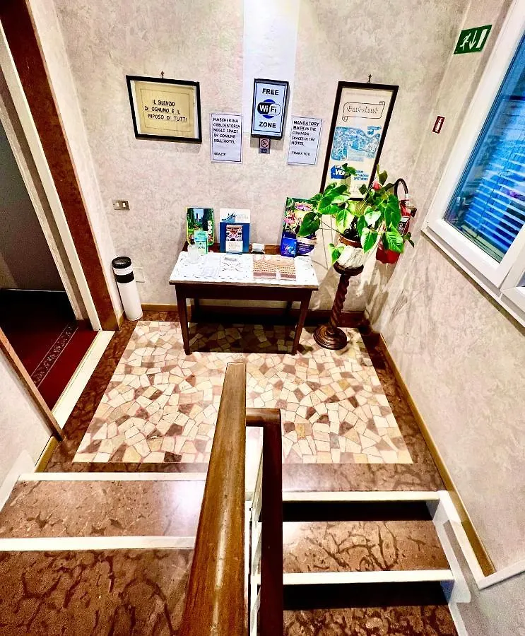 Hotel La Bussola Padenghe sul Garda 3*,